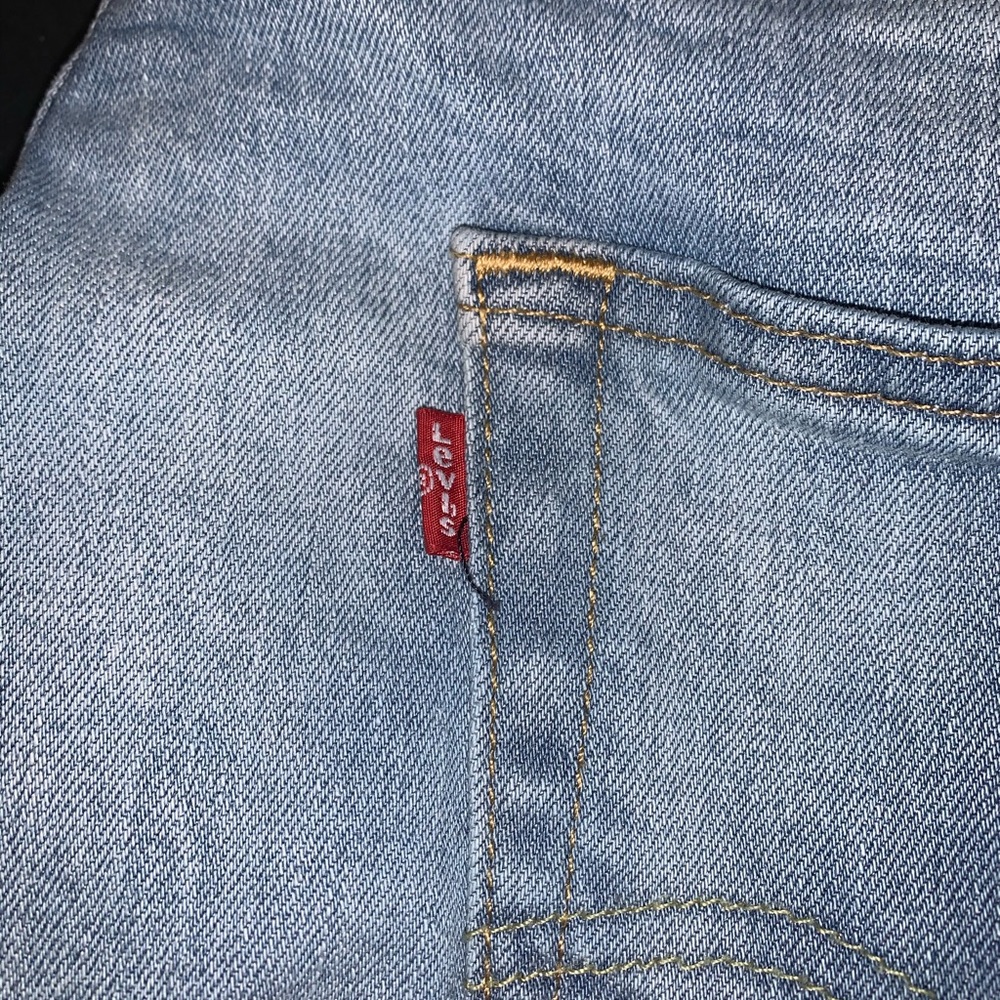 LIGHT WASH MENS LEVIS